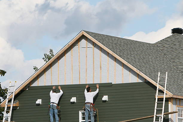 Professional Siding Contractor technician working in Hampton, TN